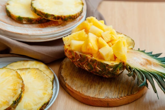 Salade d'ananas. Adobestock