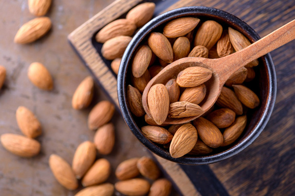 On ne présente plus l'amande, ce fruit sec que les sportifs adorent. Adobestock