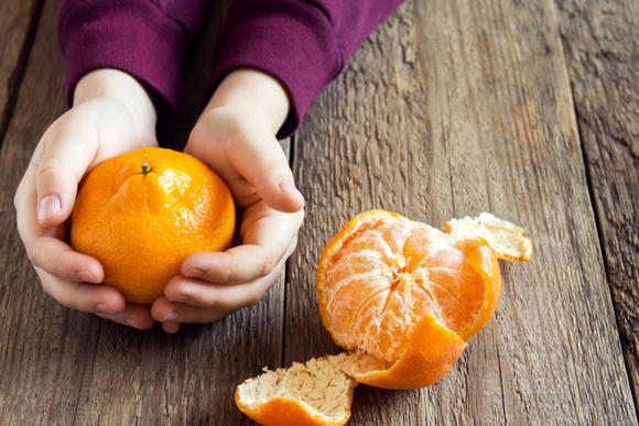 On parie que vous ne savez pas manger une orange correctement !