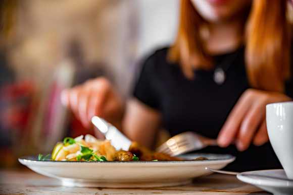 “Je me retrouvais pendant 4h devant mon assiette” : le témoignage de Pauline sur sa néophobie, la peur de goûter de nouveaux aliments