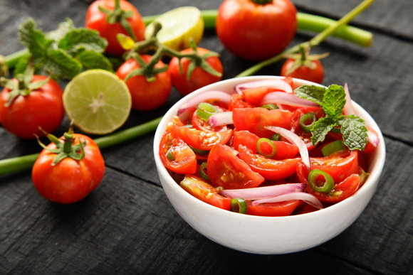 L'erreur que l'on fait tous en jetant l'eau de notre salade de tomates qui vaut pourtant de l'or
