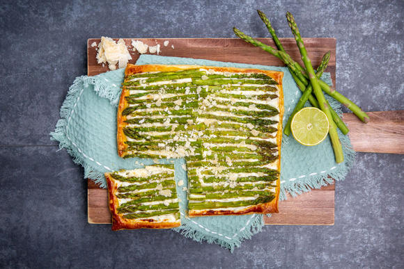 Menu de Pâques : cette recette de tarte fine aux asperges et chèvre frais est l’entrée idéale