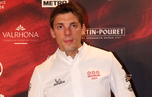 “J’aurais pu doubler les prix, mais il faut rester humble” : distingué directement par 3 étoiles Michelin, le chef Fabien Ferré raconte ce que cette consécration a changé