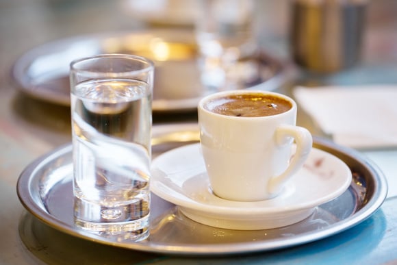 Vous allez être surpris en découvrant à quoi sert le verre d’eau servi avec votre café
