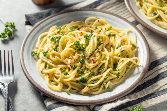 Simple et peu chère, cette recette de pâtes onctueuses à l’ail ne peut que vous faire fondre