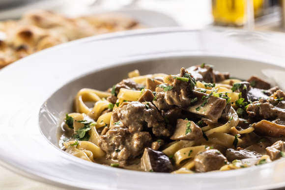 “Une symphonie de saveurs” : des tagliatelles aux champignons avec leur émincé de veau, la recette de Julie Andrieu entre France et Italie !