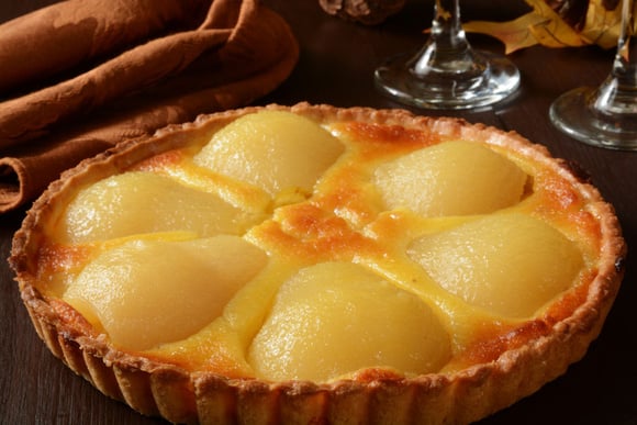 “C’est bon de la manger tiède” : Philippe Etchebest partage sa recette de tarte bourdaloue, ce délice facile aux poires !