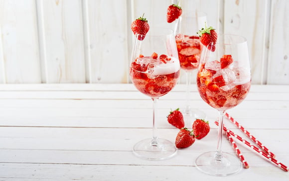 Voici la recette du Spritz à la fraise, un cocktail parfait pour les apéritifs d’été !