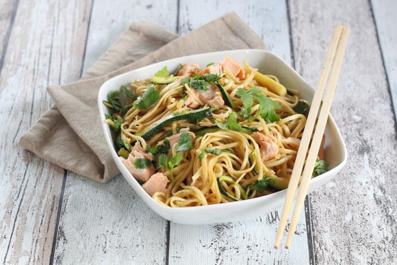 Nouilles chinoises sautées aux courgettes et au saumon. Silvia Santucci