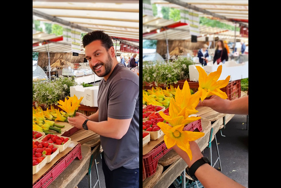 Denny Imbroisi choisit les fleurs de courgettes au marché - © Silvia Santucci