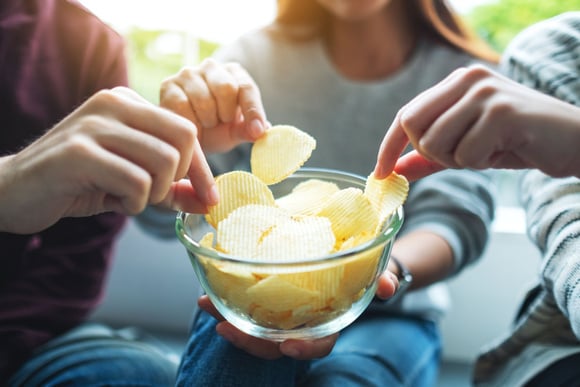 Ne jetez plus cet élément de vos boîtes à chaussures, il peut sauver vos sachets de chips entamés