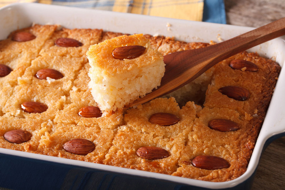 Basboussa aux amandes. Adobestock