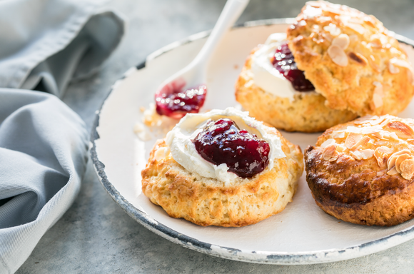 “L’idéal, c'est de les manger tièdes ou froids” : Julie Andrieu partage son petit secret pour avoir des scones comme en Angleterre