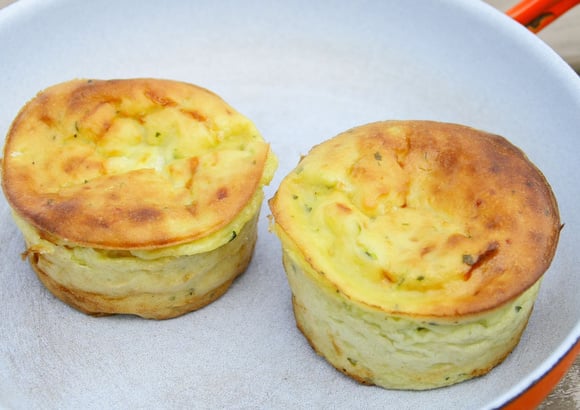 Recette rapide pour l’été : des mini-flans de courgettes à faire dans un moule à muffins !