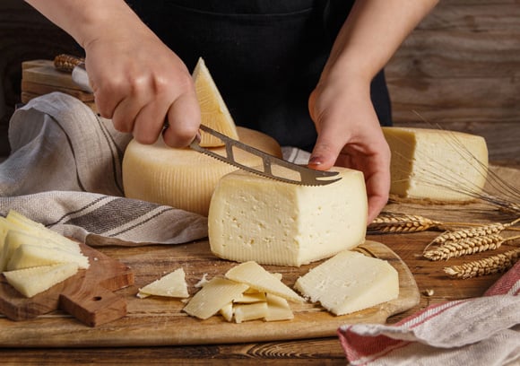 Savez-vous pourquoi la lame des couteaux à fromage comporte des trous ? La réponse est très logique !
