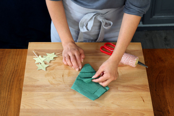 Comment faire un pliage de serviettes en forme de sapin de Noël ?