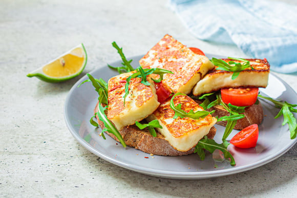 Comment bien cuire le halloumi et éviter la texture caoutchouteuse de ce fromage ?