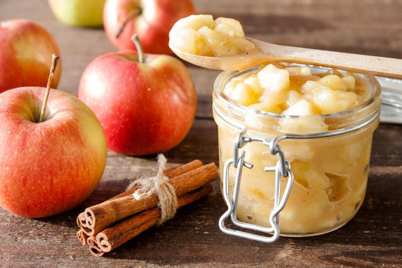 Compote de pommes. Adobestock