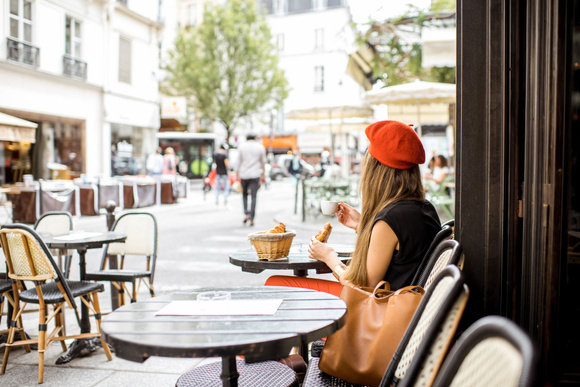 Joue-la comme Emily in Paris en achetant un croissant dans sa boulangerie