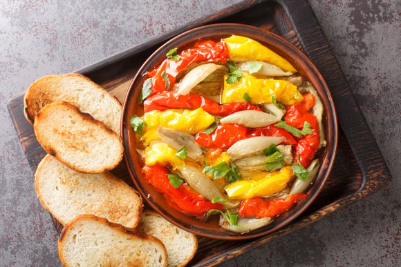 Connaissez-vous l’escalivada, cette spécialité espagnole avec des légumes marinés ?