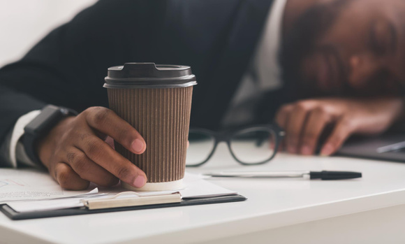 Est-ce une bonne idée de boire un café avant de faire une sieste ? Ce médecin répond !