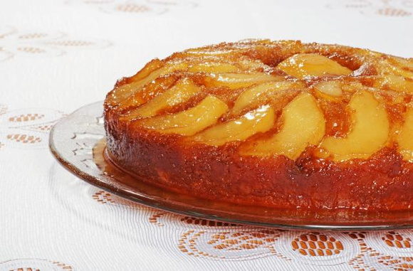 Gâteau de semoule aux pommes caramélisées. Thinkstock