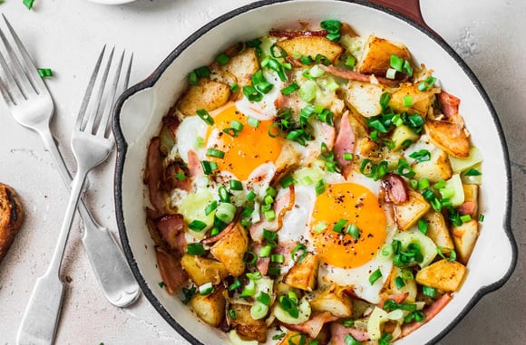 Une recette parfaite pour un week-end de février : cette chakchouka d’hiver avec des pommes de terres et des oignons caramélisés va vous régaler !