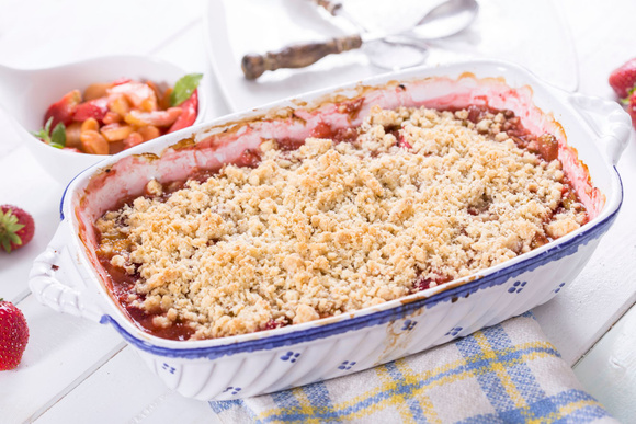 Rhubarbe : c’est de saison, voici nos meilleures recettes sucrées pour la cuisiner !