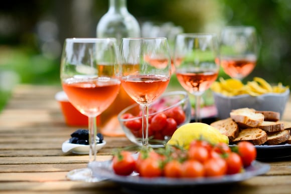 Comment est fait le vin rosé ? Adobestock