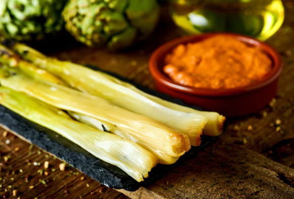 Non, ce ne sont pas des poireaux, mais des cousins éloignés, les calçots. (@Adobe Stock)