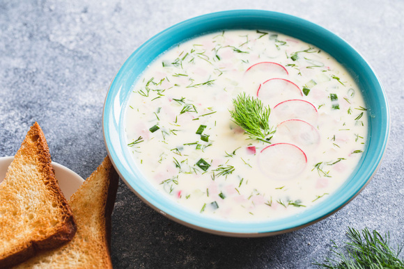 “Les radis sont de saison en février” Cyril Lignac dévoile sa recette de tzatziki d’hiver anti-gaspi