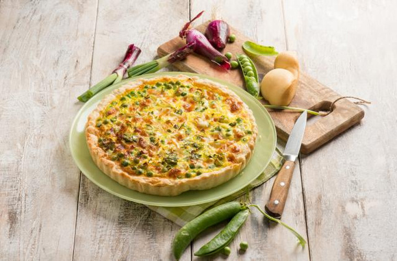 Tarte aux petits pois et oignons rouges. Adobestock