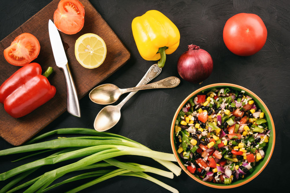 Salade de riz à la mexicaine. Adobestock