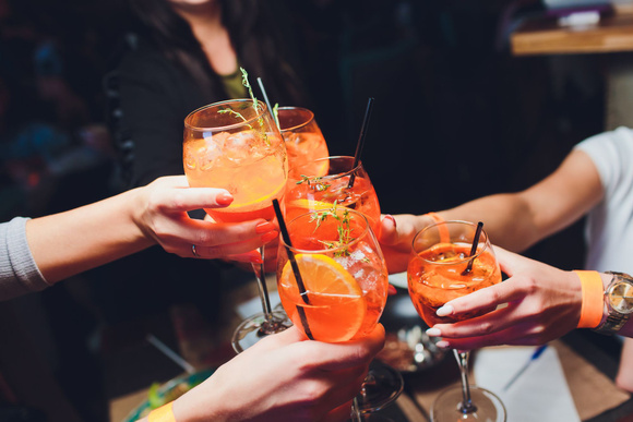 Le Spritz à la pêche va vous faire oublier la recette traditionnelle de cette boisson !