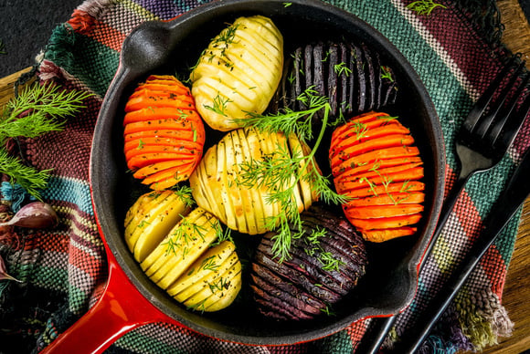 Comment faire des légumes hasselback : l’idée d’accompagnement chic qui va éblouir vos convives à Noël