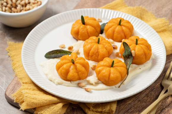 Voici comment faire simplement des gnocchis en forme de citrouilles pour Halloween !