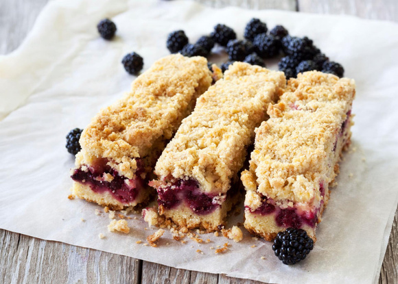 Oubliez les desserts compliqués et testez cette incroyable tarte aux mûres façon crumble