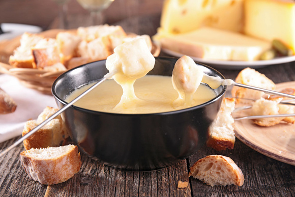 Par quoi peut-on remplacer le vin dans une fondue savoyarde ?