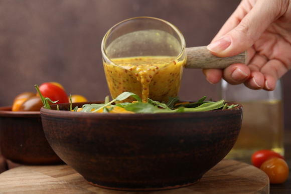 Pour réussir sa salade, faut-il mettre la sauce au fond du saladier ou dessus ? Voici le plus judicieux