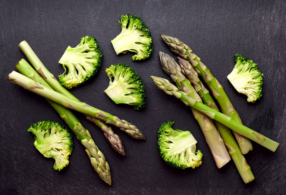 Salade d'asperges au brocoli, au chèvre et aux pois. Adobestock