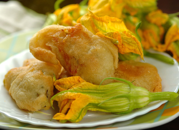 Comment cuisiner les fleurs de courgettes ? Le chef italien Denny Imbroisi nous livre 3 recettes pour les sublimer !