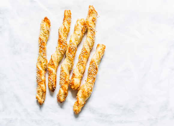 Il vous reste des morceaux de pâte feuilletée ? Transformez-la en feuilletés croustillants au parmesan pour l’apéro