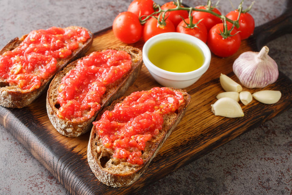 Le pa amb tomàquet, la rencontre de la tranche de pain et de la pulpe de la tomate. (@Adobe Stock)
 