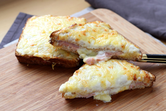Le croque-monsieur : histoire et recette d’un sandwich très parisien