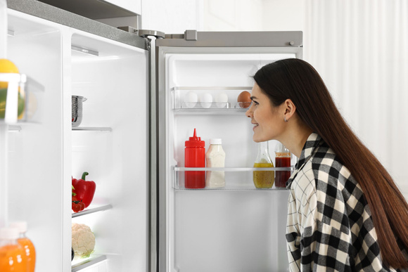 Cette sauce que l’on a toujours dans la porte du frigo peut vous aider à récupérer une poêle noircie !