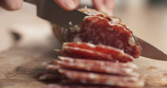 Saucisson : l'astuce infaillible pour le découper en moins de dix secondes
