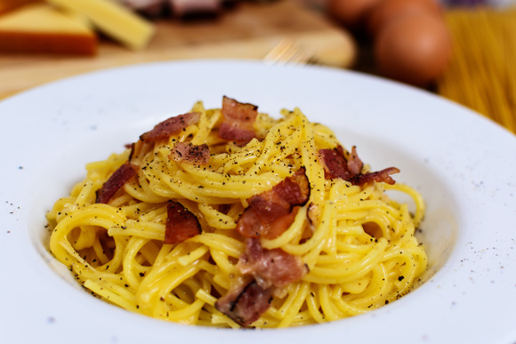 “Il est inacceptable de les trouver dans les rayons du Parlement européen” : un ministre italien s’insurge contre une sauce carbonara en pot
