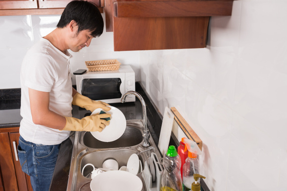 Celui qui cuisine doit-il être dispensé de vaisselle ?