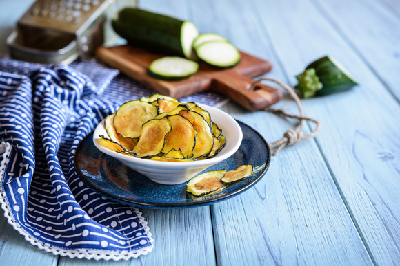Four, friteuse, AirFryer : comment réaliser des chips de courgettes pour un apéritif réussi cet été ? Voici nos astuces