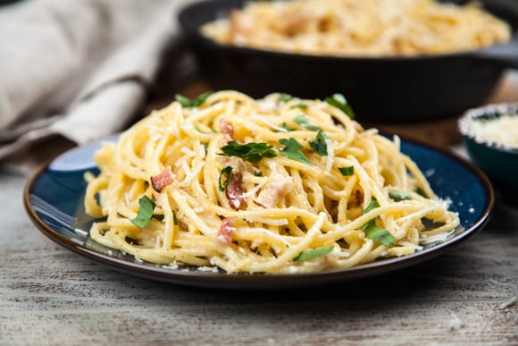 L'ingrédient tabou que de nombreux restaurants en Italie ajoutent secrètement dans leur carbonara